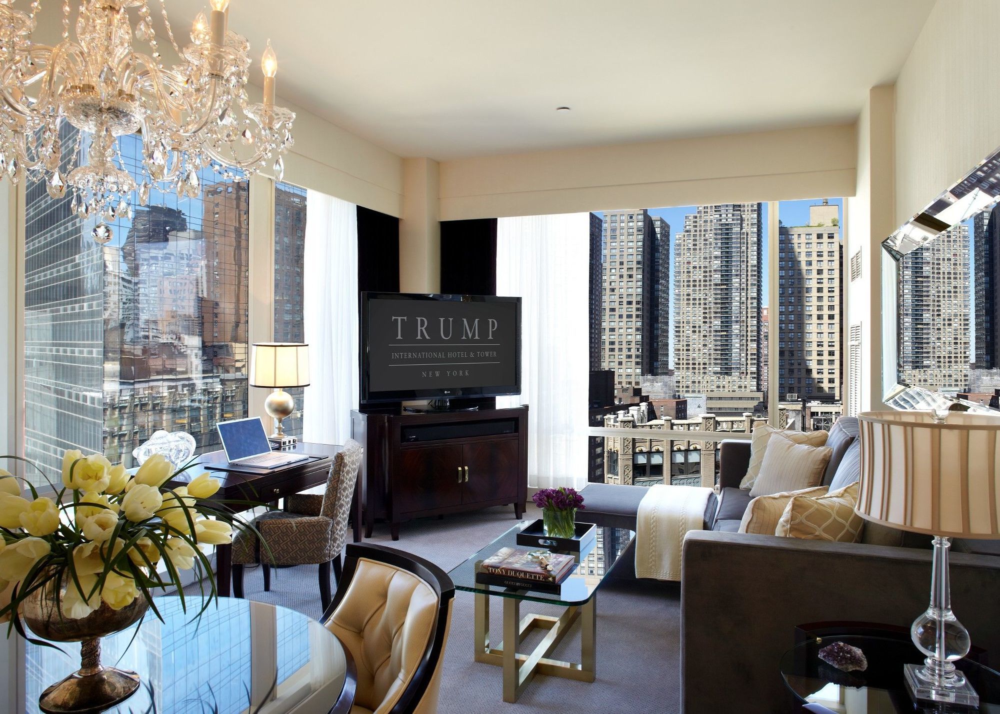 York apartment. Отель Трамп Интернешнл в Нью-Йорке. Трамп Тауэр Нью-Йорк. Трамп Тауэр Нью-Йорк апартаменты. Отель Дональда Трампа в Нью-Йорке.